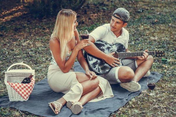 Joven Pareja Amorosa Divirtiéndose Con Guitarra Durante Picnic Románico Parque —  Fotos de Stock