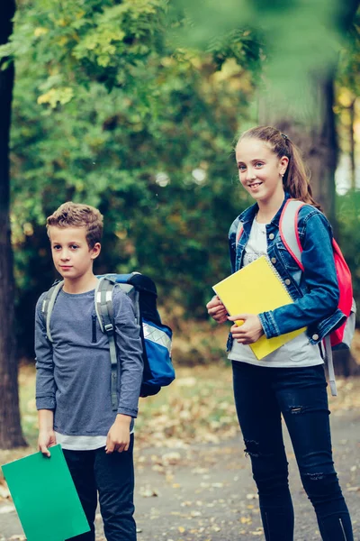 Volta Escola Feche Dois Amigos Felizes Com Mochilas Rindo Divertindo — Fotografia de Stock