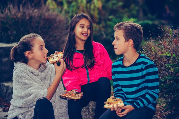 Tre Bambini Felici Che Parlano Mangiano Pizza All Aperto Divertendosi — Foto Stock