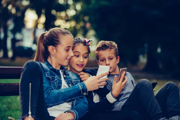 Grupo Amigos Felizes Sair Depois Escola Usando Telefone Inteligente Jogando — Fotografia de Stock