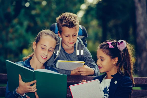 Volta Escola Crianças Com Mochilas Estão Divertindo Conversando Lendo Livro — Fotografia de Stock