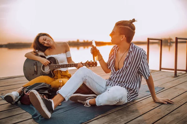 Boldog Fiatal Pár Sörözik Gitároznak Énekelnek Folyónál — Stock Fotó