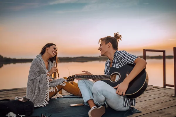 Fröhliches Junges Paar Trinkt Bier Spielt Gitarre Und Singt Während — Stockfoto