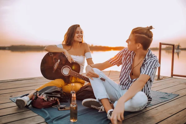 Feliz Joven Alegre Pareja Enamorada Teniendo Una Cita Romántica Junto — Foto de Stock