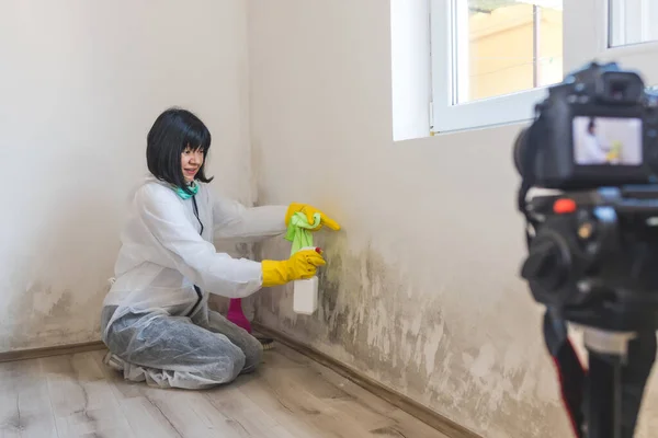 Video Camera Filming How Woman Cleaning Mold Wall Using Spray — Stock Photo, Image