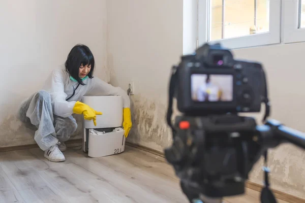 Videocamera Filmt Hoe Een Vrouw Met Luchtontvochtiger Lucht Schoonmaakt Droogt — Stockfoto