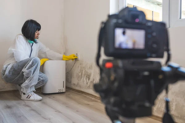 Videocamera Filmt Hoe Een Vrouw Met Luchtontvochtiger Lucht Schoonmaakt Droogt — Stockfoto