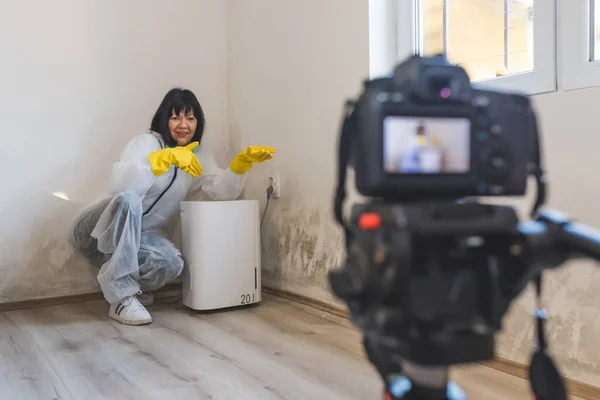 Video Camera Filming How Woman Using Dehumidifier Cleaning Drying Air — Stock Photo, Image