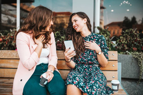 Duas Meninas Alegres Animado Falando Usando Telefone Celular Enquanto Sentado — Fotografia de Stock