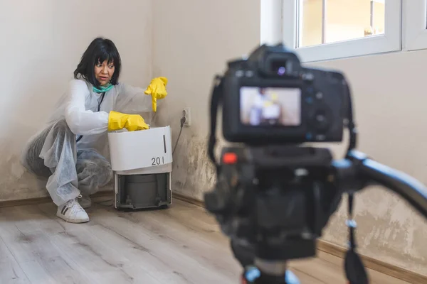 Videocamera Filmt Hoe Een Vrouw Met Luchtontvochtiger Lucht Schoonmaakt Droogt — Stockfoto