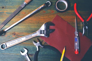 Ahşap arka planda çalışmak için parlak pembe enstrümanların bileşimi