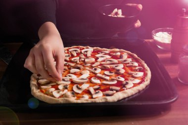 Bir pizza yaratma süreci. Vejetaryen pizzası evde yapılır.. 