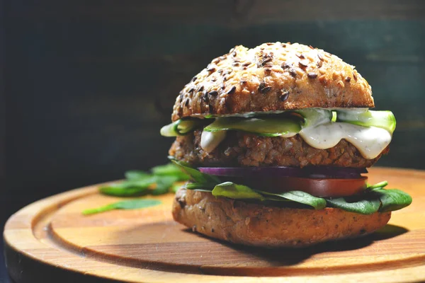 Veggie Veganer Burger Mit Buchweizen Tomaten Zwiebeln Veganer Mayonnaise Und — Stockfoto