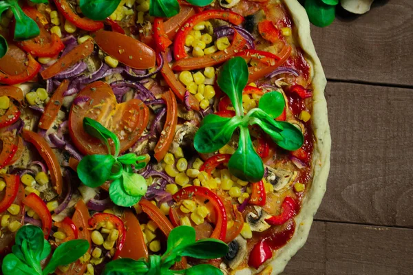 Evde Yapılmış Vejetaryen Pizzası Mayasız Hamur Pizzası Mısır Domates Soğan — Stok fotoğraf