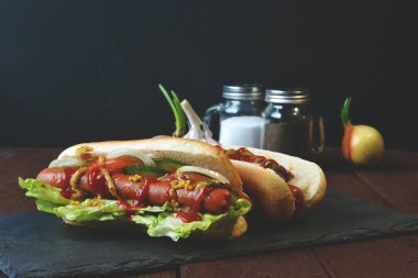 Taze vejetaryen sosisli. Sosisli sandviç, taze salata, salatalık, domates ve soğan.