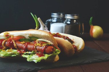 Taze vejetaryen sosisli. Sosisli sandviç, taze salata, salatalık, domates ve soğan.