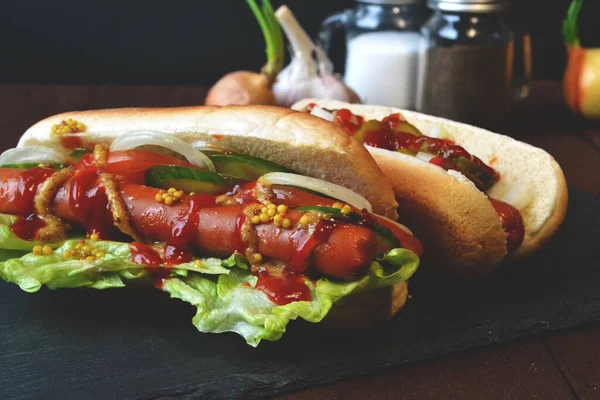 Frischer Veganer Hot Dog Hotdog Mit Sojawürstchen Frischem Salat Gurken — Stockfoto