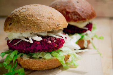 Pancar köftesinden vejetaryen burger. Pembe pirzola, taze salata ve soya sütlü mayonezli vejetaryen burger. Kalp şeklinde falafel.