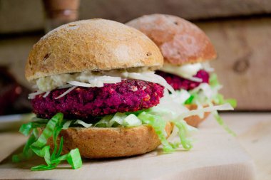 Pancar köftesinden vejetaryen burger. Pembe pirzola, taze salata ve soya sütlü mayonezli vejetaryen burger. Kalp şeklinde falafel.
