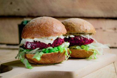 Pancar köftesinden vejetaryen burger. Pembe pirzola, taze salata ve soya sütlü mayonezli vejetaryen burger. Kalp şeklinde falafel.