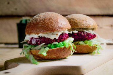 Pancar köftesinden vejetaryen burger. Pembe pirzola, taze salata ve soya sütlü mayonezli vejetaryen burger. Kalp şeklinde falafel.