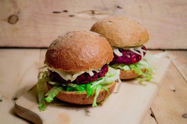 Pancar köftesinden vejetaryen burger. Pembe pirzola, taze salata ve soya sütlü mayonezli vejetaryen burger. Kalp şeklinde falafel.