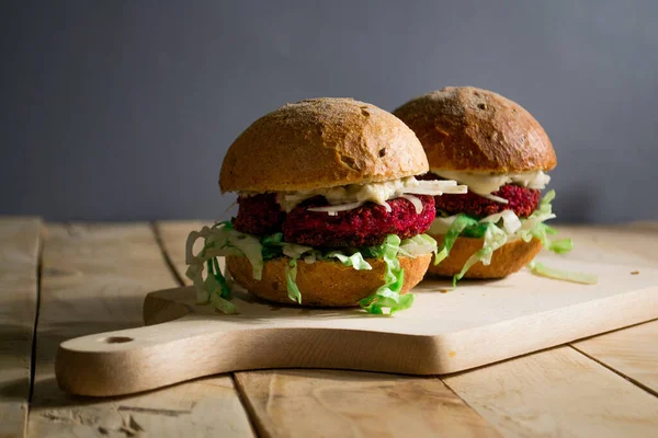 Hambúrguer Vegan Falafel Beterraba Hambúrguer Vegan Com Uma Costeleta Rosa — Fotografia de Stock