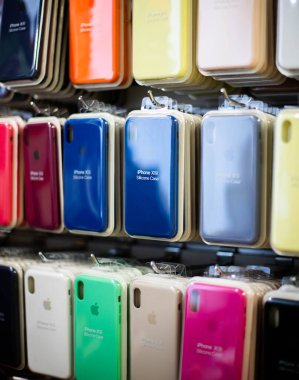 iPhone için orijinal kutular. Cep telefonu mağazalarında satılık renkli telefon kılıfları. Pakette iPhone 'un çantası var. Elma aksesuarları. Apple iPhone renkli yumuşak dokunmatik kutular. Kiev, Ukrayna 03.03.2020