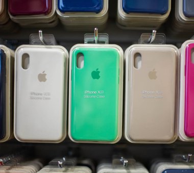 iPhone için orijinal kutular. Cep telefonu mağazalarında satılık renkli telefon kılıfları. Pakette iPhone 'un çantası var. Elma aksesuarları. Apple iPhone renkli yumuşak dokunmatik kutular. Kiev, Ukrayna 03.03.2020