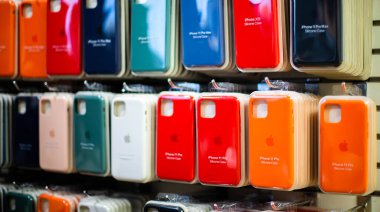 iPhone için orijinal kutular. Cep telefonu mağazalarında satılık renkli telefon kılıfları. Pakette iPhone 'un çantası var. Elma aksesuarları. Apple iPhone renkli yumuşak dokunmatik kutular. Kiev, Ukrayna 03.03.2020