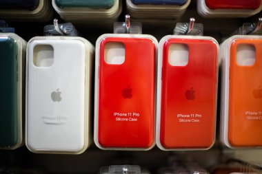 iPhone için orijinal kutular. Cep telefonu mağazalarında satılık renkli telefon kılıfları. Pakette iPhone 'un çantası var. Elma aksesuarları. Apple iPhone renkli yumuşak dokunmatik kutular. Kiev, Ukrayna 03.03.2020