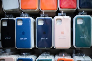 iPhone için orijinal kutular. Cep telefonu mağazalarında satılık renkli telefon kılıfları. Pakette iPhone 'un çantası var. Elma aksesuarları. Apple iPhone renkli yumuşak dokunmatik kutular. Kiev, Ukrayna 03.03.2020