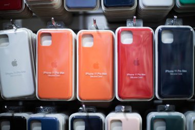 iPhone için orijinal kutular. Cep telefonu mağazalarında satılık renkli telefon kılıfları. Pakette iPhone 'un çantası var. Elma aksesuarları. Apple iPhone renkli yumuşak dokunmatik kutular. Kiev, Ukrayna 03.03.2020