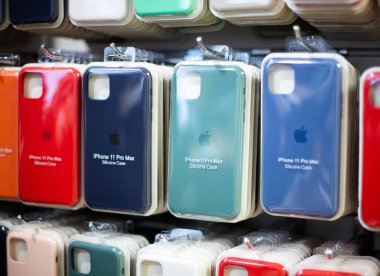 iPhone için orijinal kutular. Cep telefonu mağazalarında satılık renkli telefon kılıfları. Pakette iPhone 'un çantası var. Elma aksesuarları. Apple iPhone renkli yumuşak dokunmatik kutular. Kiev, Ukrayna 03.03.2020