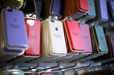 iPhone için orijinal kutular. Cep telefonu mağazalarında satılık renkli telefon kılıfları. Pakette iPhone 'un çantası var. Elma aksesuarları. Apple iPhone renkli yumuşak dokunmatik kutular. Kiev, Ukrayna 03.03.2020