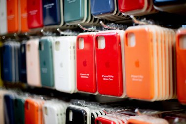 iPhone için orijinal kutular. Cep telefonu mağazalarında satılık renkli telefon kılıfları. Pakette iPhone 'un çantası var. Elma aksesuarları. Apple iPhone renkli yumuşak dokunmatik kutular. Kiev, Ukrayna 03.03.2020