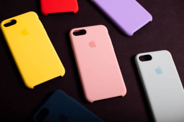 iPhone 7 +, iPhone 8 Plus için renkli orijinal çantalar. Elma aksesuarları. Cep telefonu mağazalarında satılık renkli telefon kılıfları. Kiev, Ukrayna 03.03.2020