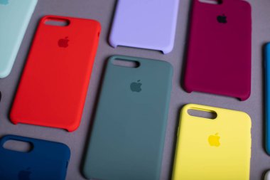 iPhone 7 +, iPhone 8 Plus için renkli orijinal çantalar. Elma aksesuarları. Cep telefonu mağazalarında satılık renkli telefon kılıfları. Kiev, Ukrayna 03.03.2020