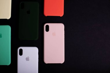 iPhone 7 +, iPhone 8 Plus için renkli orijinal çantalar. Elma aksesuarları. Cep telefonu mağazalarında satılık renkli telefon kılıfları. Kiev, Ukrayna 03.03.2020