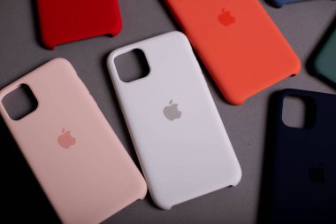iPhone 11, iPhone 11 Pro, iPhone 11 Pro Max için orijinal kasalar. Elma aksesuarları. Cep telefonu mağazalarında satılık renkli telefon kılıfları. Kiev, Ukrayna 03.03.2020 
