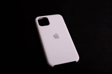 iPhone 11, iPhone 11 Pro, iPhone 11 Pro Max için orijinal kasalar. Elma aksesuarları. Cep telefonu mağazalarında satılık renkli telefon kılıfları. Kiev, Ukrayna 03.03.2020 