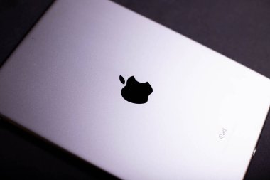 Apple 'ın logosu Apple iPad Pro uzay grisinin siyah arka planında. Fırçalanmış alüminyum arka planda Apple logosu. Yakın plan. Kiev, Ukrayna 03.03.2020