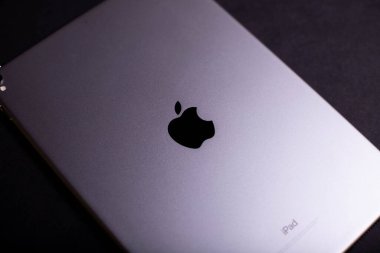 Apple 'ın logosu Apple iPad Pro uzay grisinin siyah arka planında. Fırçalanmış alüminyum arka planda Apple logosu. Yakın plan. Kiev, Ukrayna 03.03.2020