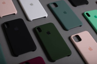 iPhone 11, iPhone X, Iphone XR için renkli orijinal çantalar. Elma aksesuarları. Cep telefonu mağazalarında satılık renkli telefon kılıfları. Kiev, Ukrayna 03.03.2020