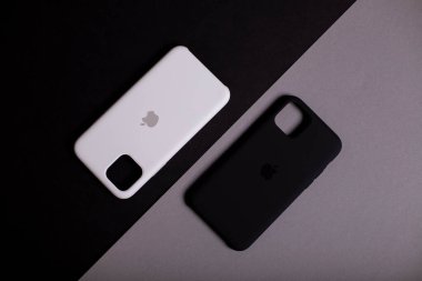 iPhone 11, iPhone 11 Pro, iPhone 11 Pro Max için orijinal kasalar. Elma aksesuarları. Cep telefonu mağazalarında satılık renkli telefon kılıfları. Kiev, Ukrayna 03.03.2020 