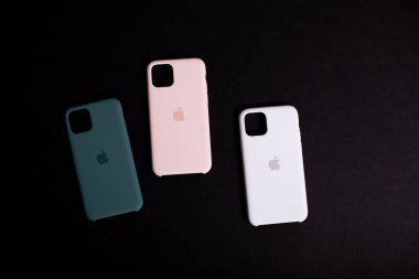 iPhone 11, iPhone 11 Pro, iPhone 11 Pro Max için orijinal kasalar. Elma aksesuarları. Cep telefonu mağazalarında satılık renkli telefon kılıfları. Kiev, Ukrayna 03.03.2020 
