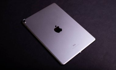 Apple 'ın logosu Apple iPad Pro uzay grisinin siyah arka planında. Fırçalanmış alüminyum arka planda Apple logosu. Yakın plan. Kiev, Ukrayna 03.03.2020