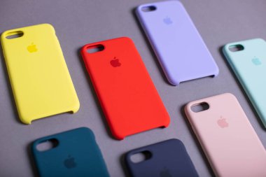 iPhone 7 +, iPhone 8 Plus için renkli orijinal çantalar. Elma aksesuarları. Cep telefonu mağazalarında satılık renkli telefon kılıfları. Kiev, Ukrayna 03.03.2020