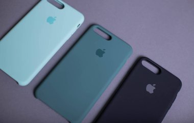 iPhone 7 +, iPhone 8 Plus için renkli orijinal çantalar. Elma aksesuarları. Cep telefonu mağazalarında satılık renkli telefon kılıfları. Kiev, Ukrayna 03.03.2020