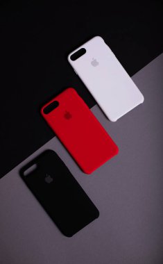 iPhone 7 +, iPhone 8 Plus için renkli orijinal çantalar. Elma aksesuarları. Cep telefonu mağazalarında satılık renkli telefon kılıfları. Kiev, Ukrayna 03.03.2020